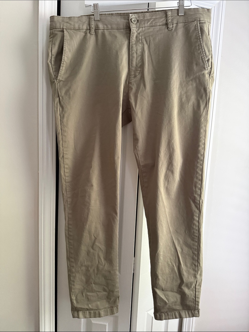 Zara Men's Chino Pants in Khaki Green